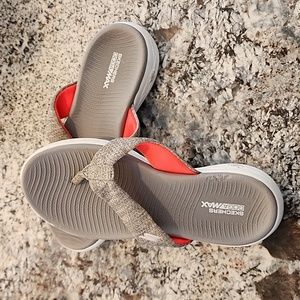 SKECHERS Goga Max women's flip flops size 6